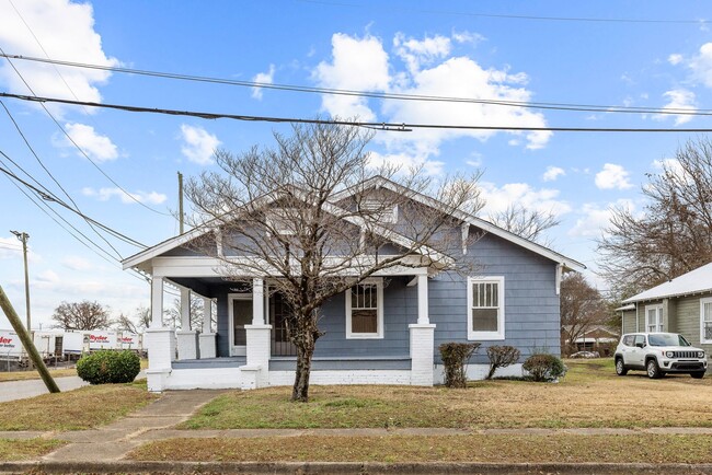 Primary Photo - Newly Renovated 4 Bedroom 1 Bath Home Avai...