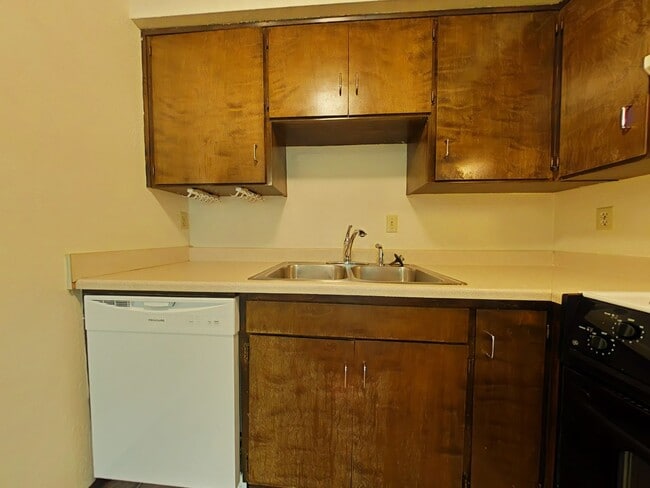 Building Photo - 2 Bedroom Duplex ~ Close to Shops ~ Pet Fr...