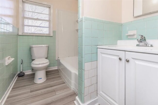 Building Photo - 2201 E Florida St