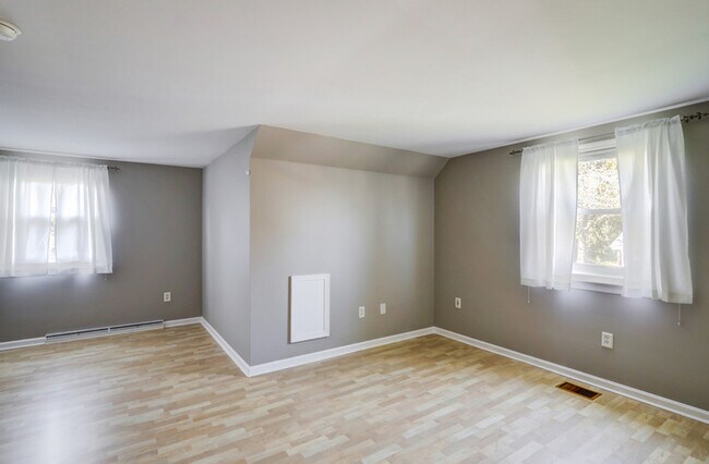 Building Photo - 1827 Larchmont Ln