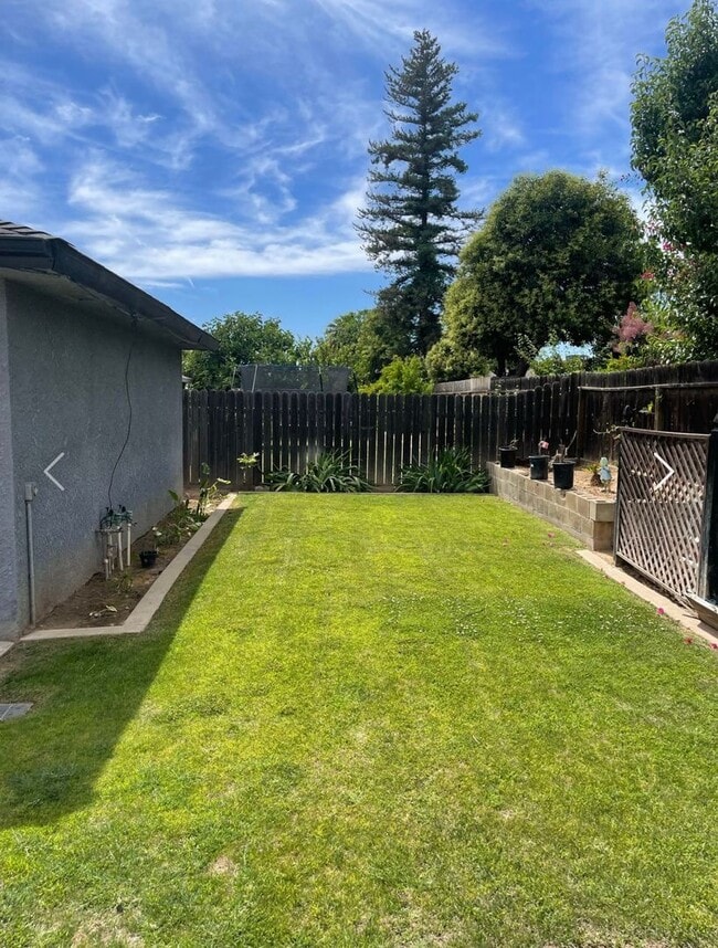 Building Photo - 3 Bedroom / 1.5 Bathroom with pool for ren...