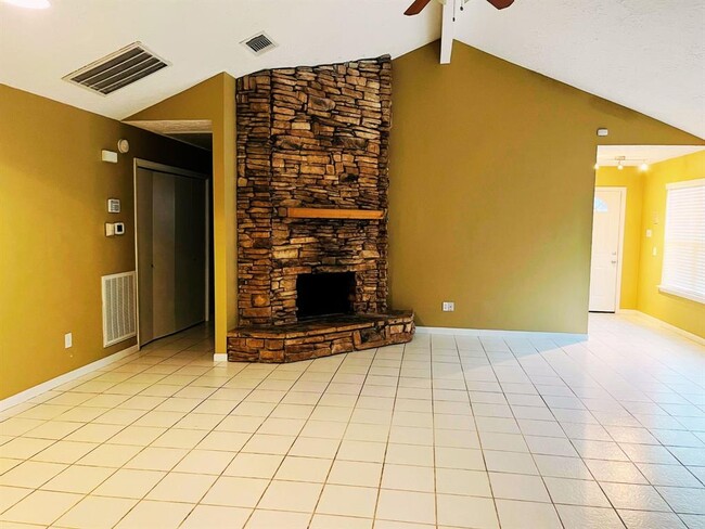 Building Photo - 16203 Ridgegreen Dr