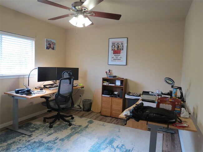 Building Photo - 402 Las Colinas Dr