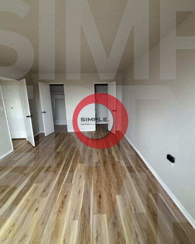 Building Photo - Great Location