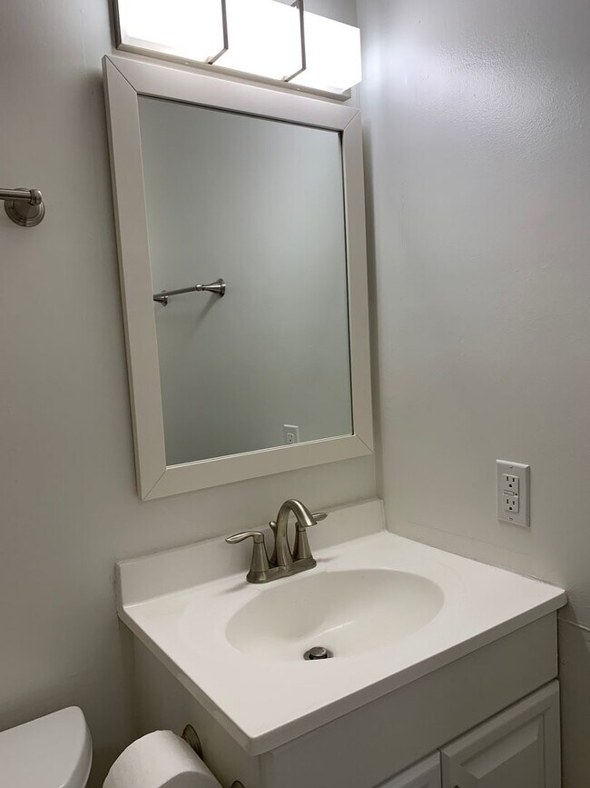 Building Photo - 2 Bedroom 1.5 Bath Townhouse