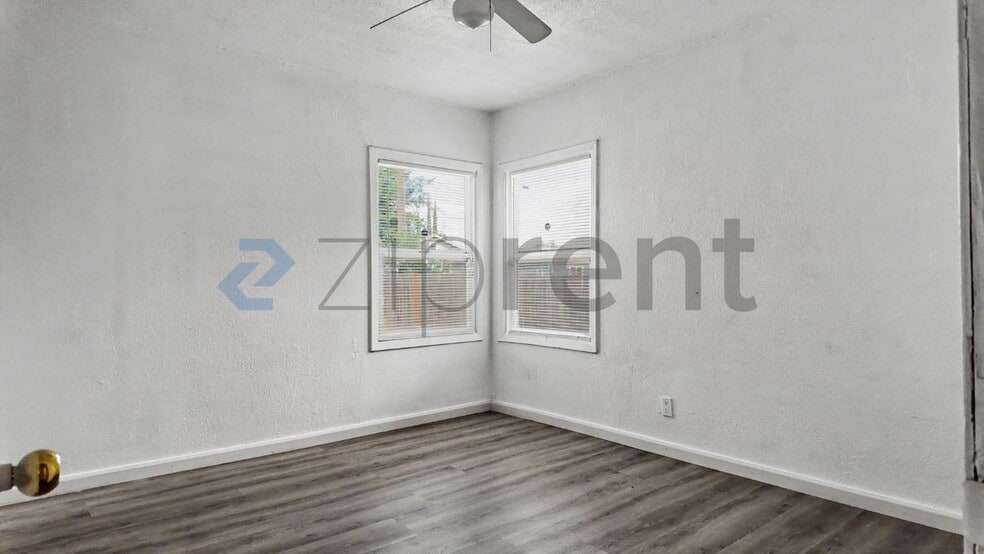 Building Photo - Unit