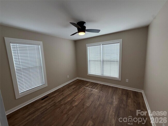 Building Photo - 626 W Bell St