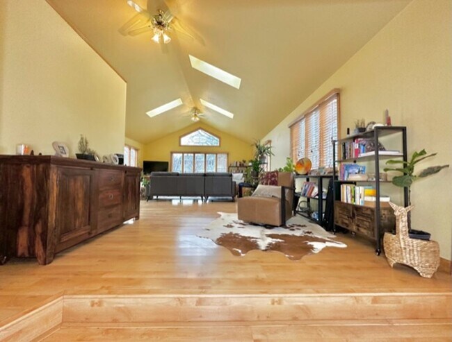 Building Photo - Beautiful / Spacious 3 Bed 3 Bath Ranch Style Single Family Home!