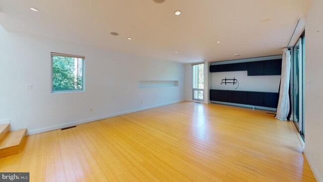 Building Photo - 213 E Raymond Ave
