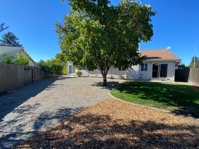 Building Photo - Vacaville 3bed/2bath home! Open floor plan...
