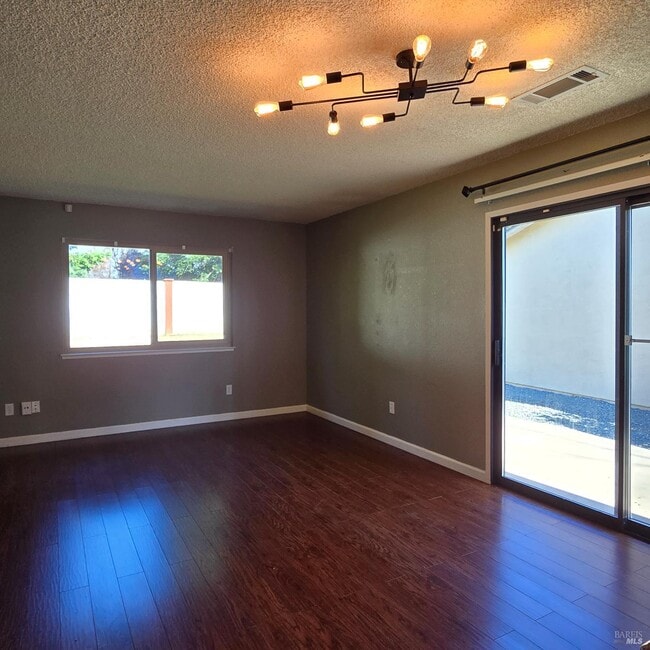 Building Photo - 2031 California Dr