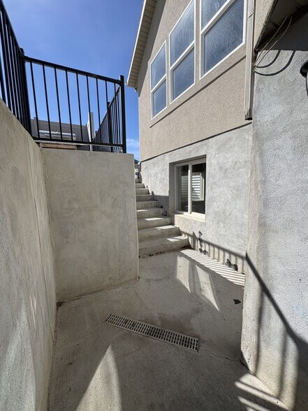 Building Photo - 975 E 2850 N