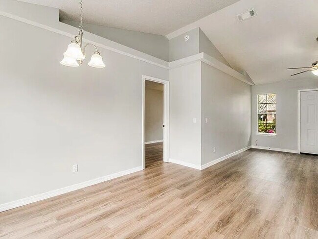 Building Photo - Renovated 2 bed 2 bath unit!