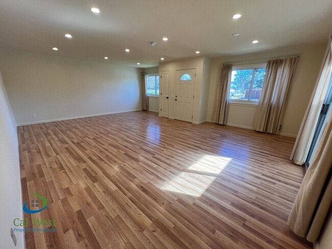 Building Photo - $4595 - Beautiful Single Family Home in Santa Clara