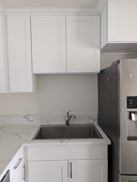 Unit A - Kitchen sink - 5011 Stacy St