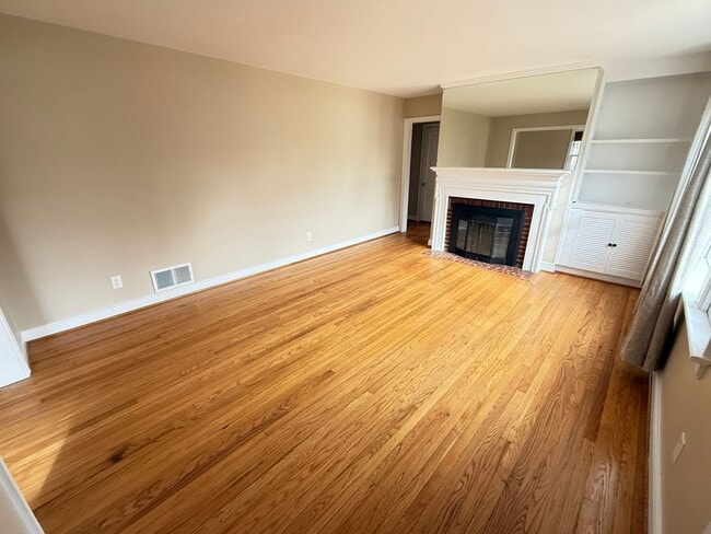 Building Photo - Great Opportunity in Lakeside area