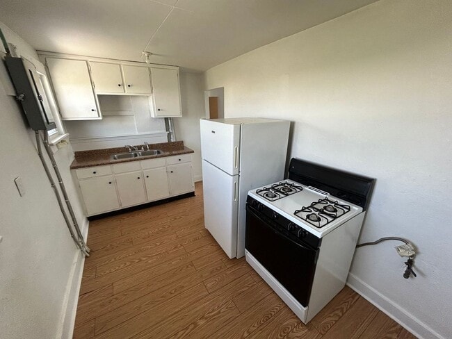 Building Photo - 218 Segur Ave