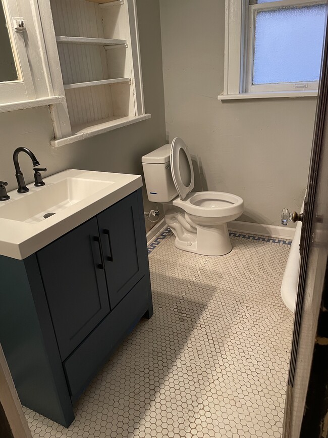 Building Photo - 4870 E Lee Ave