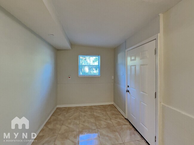 Building Photo - 2033 Allandale Cir E