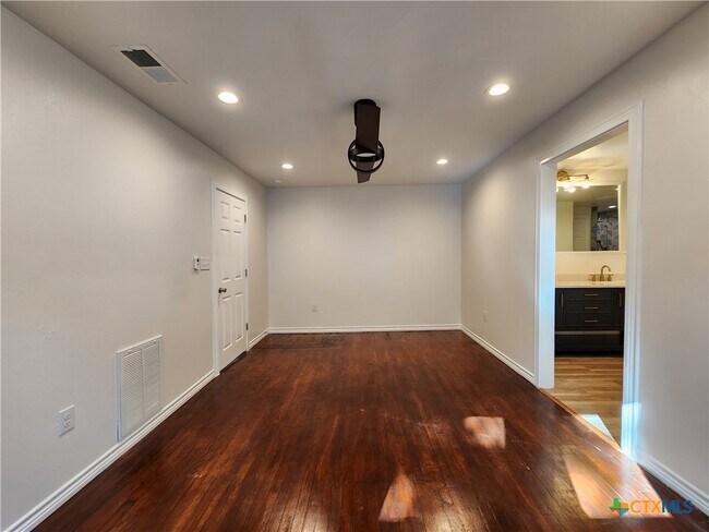 Building Photo - 521 Willow Ave