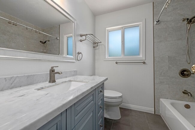 Building Photo - 5 bed/2.5 bath single family home in W. Sa...