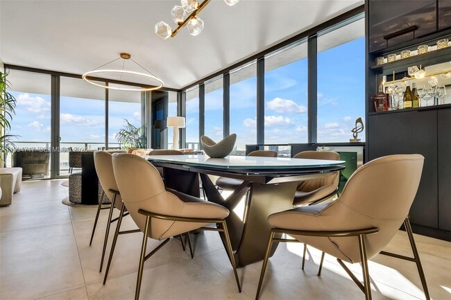 Building Photo - 700 NE 24th St