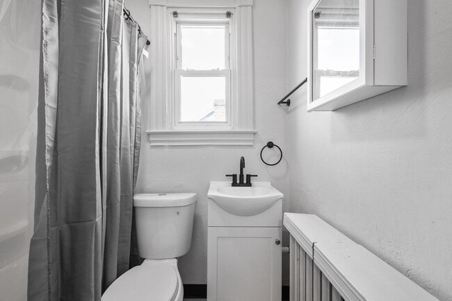 Building Photo - Beautiful 3 bedroom in McKees Rocks availa...