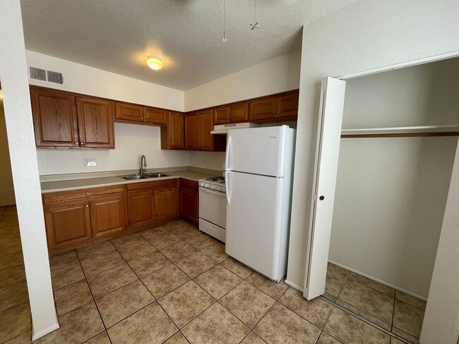 Building Photo - 2 Bedroom and 1 Bath Triplex! **MOVE IN SPECIAL**
