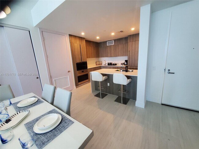 Building Photo - 17550 Collins Ave