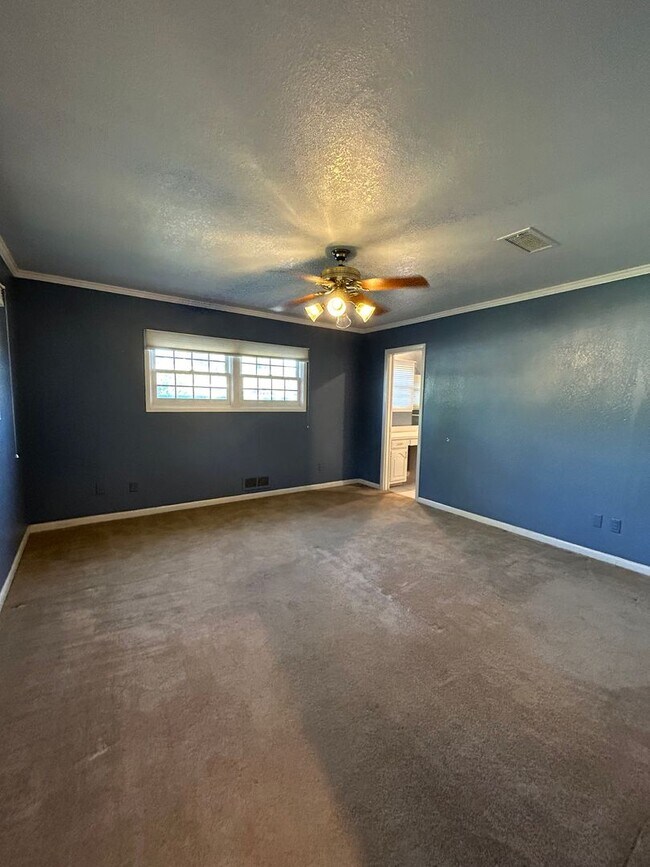 Building Photo - Beautiful Large Family Home!!!