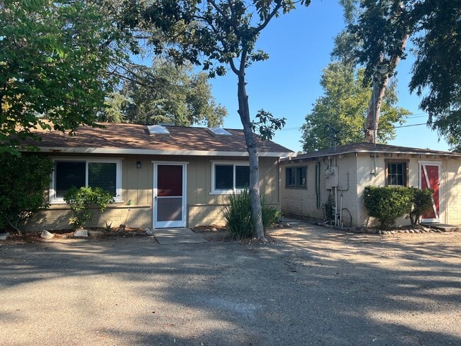 Building Photo - Great 1 bedroom 1 bathroom cottage on wood...