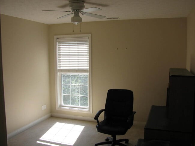 Building Photo - Like new home in Oldham County