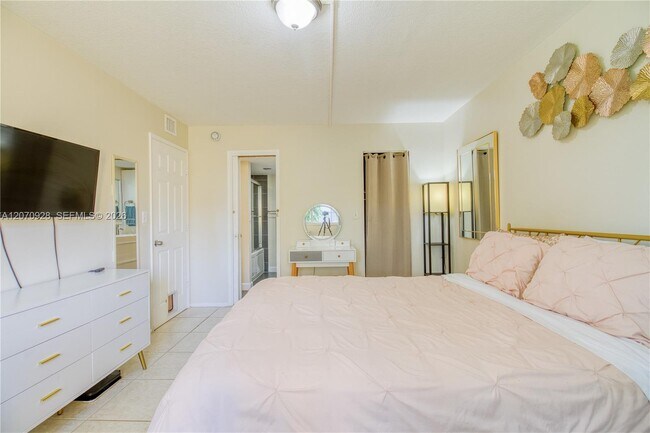 Building Photo - 3095 N Oakland Forest Dr