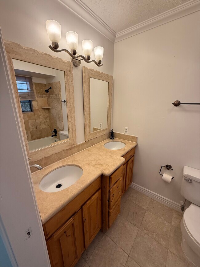 Building Photo - 643 Woodridge Dr