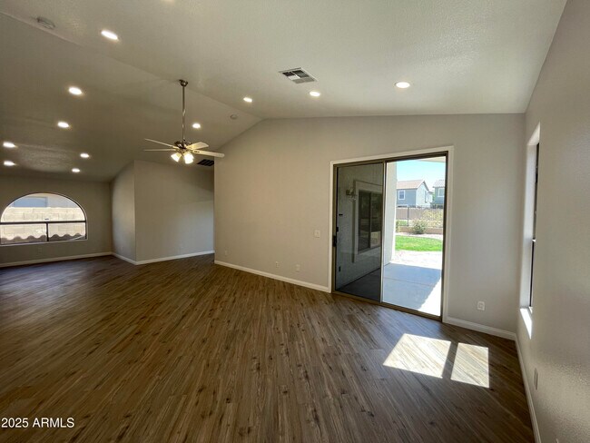 Building Photo - 841 E Lovegrass Dr