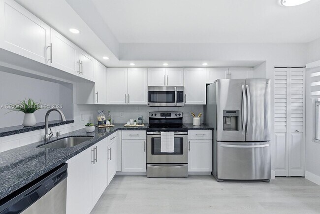 Building Photo - 550 SW 138th Ave