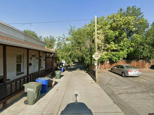 Building Photo - 862 E Menlo Ave