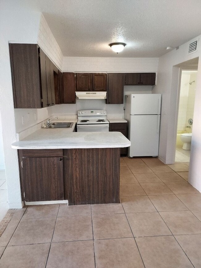 Building Photo - 2 bedroom 1 bathroom Unit Available Now