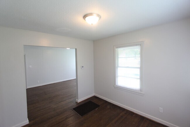 Building Photo - New On The Market! Totally Renovated! Chec...
