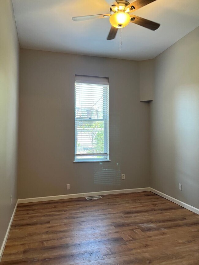 Building Photo - 2 Bedroom/1 Bath in Soulard - Washer+Dryer in Unit!
