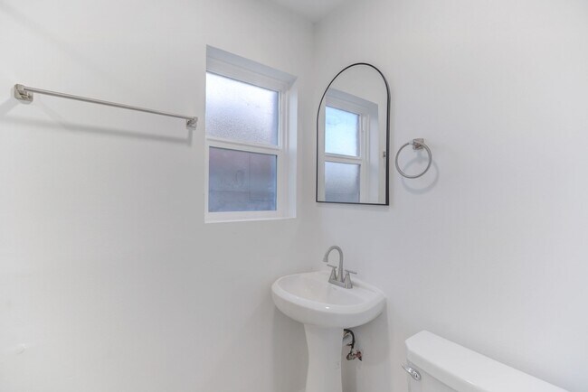 Building Photo - 726 Parkhill St