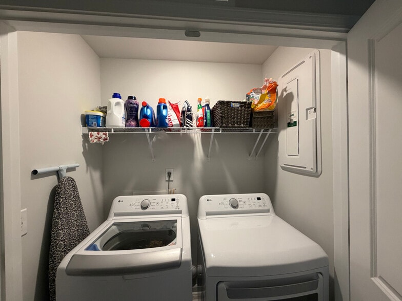 Building Photo - 811 Falls Grove Trl