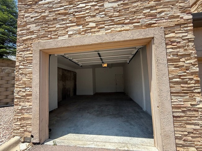 Building Photo - 2 Bedroom Condo Minutes to Ft. Carson