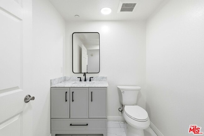 Building Photo - 5831 Seawalk Dr