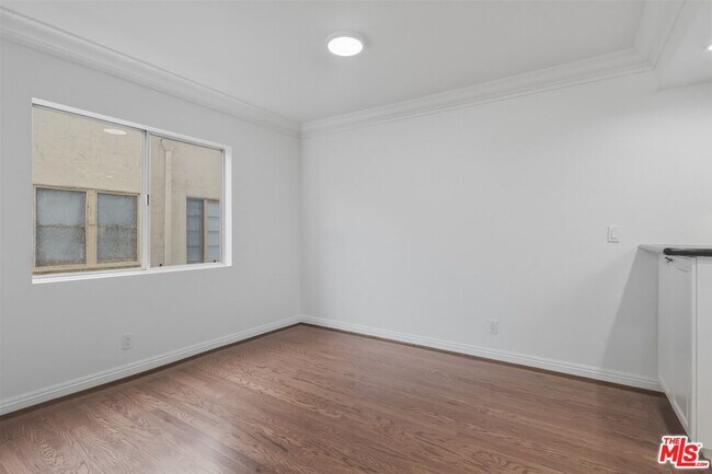 Building Photo - 435 N Oakhurst Dr