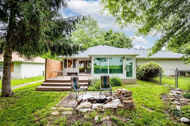 Building Photo - COMING SOON!! Quaint 3 bedroom home! If yo...