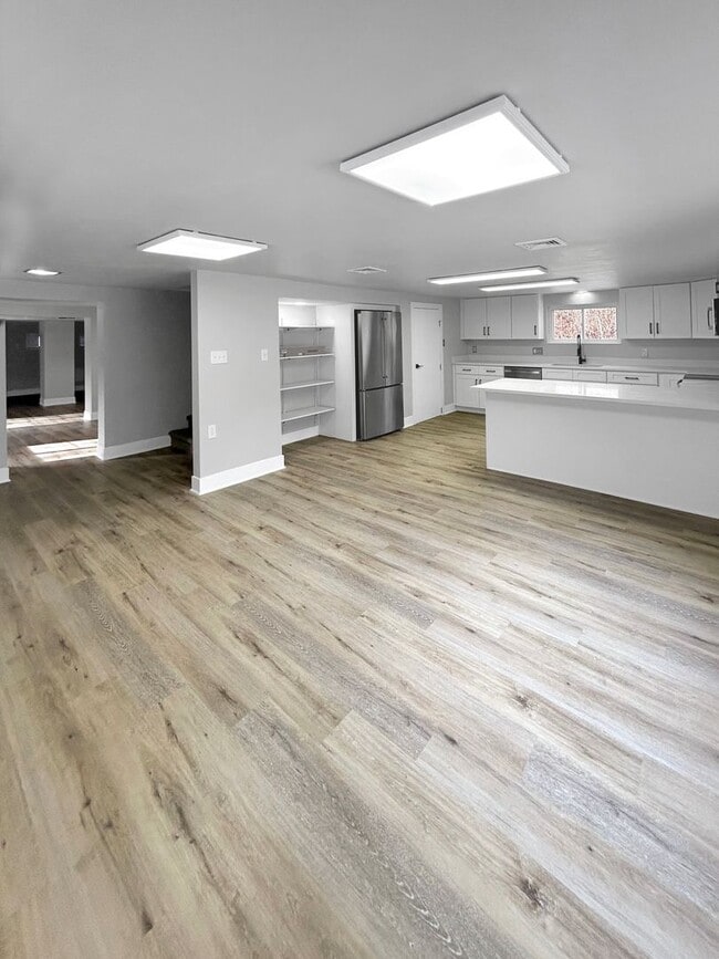 Building Photo - Welcome to this newly remodeled gem located in the heart of Collier, PA.