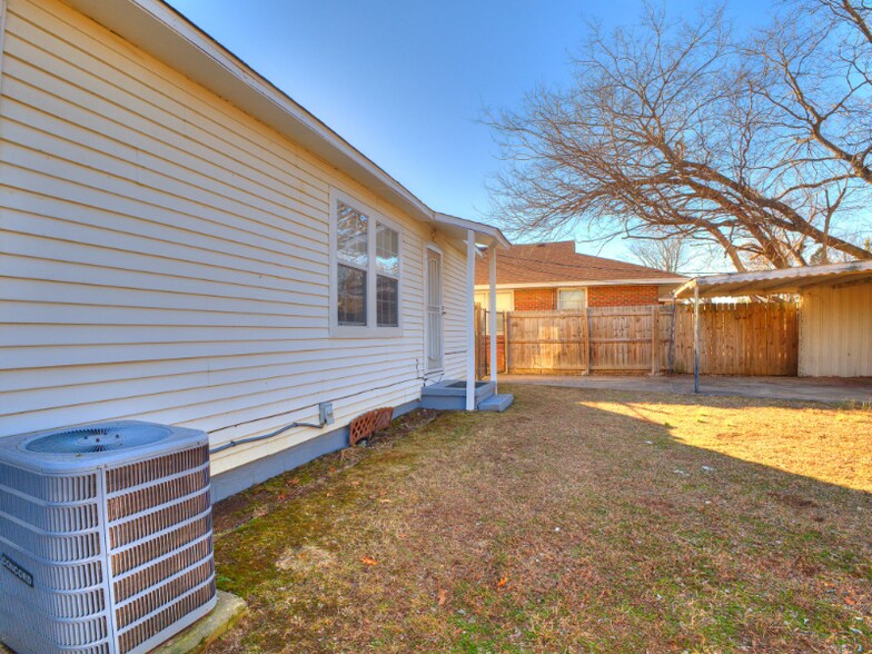 Building Photo - 1127 East 26th Pl N