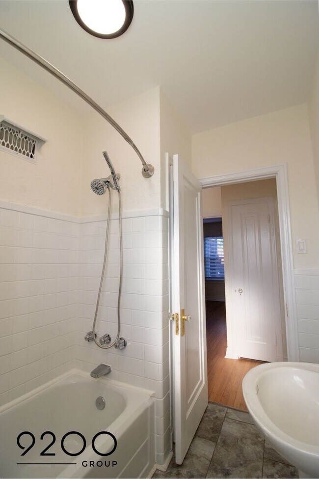 Building Photo - 1 Bed / 1 Bath- NEWLY RENOVATED APARTMENT ...