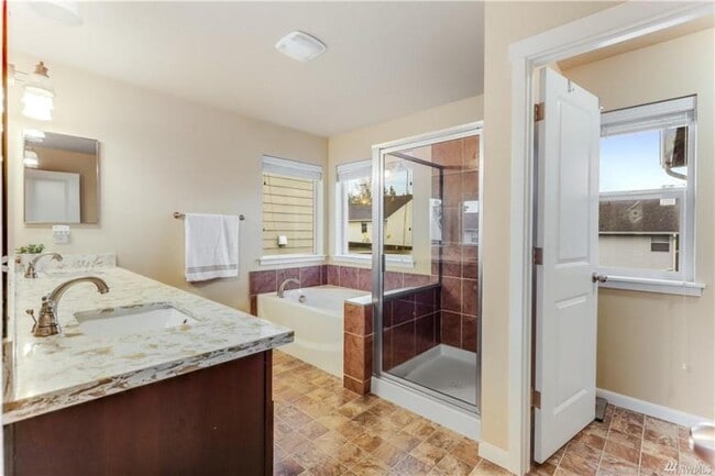 Building Photo - 4 bedroom in Renton WA 98058